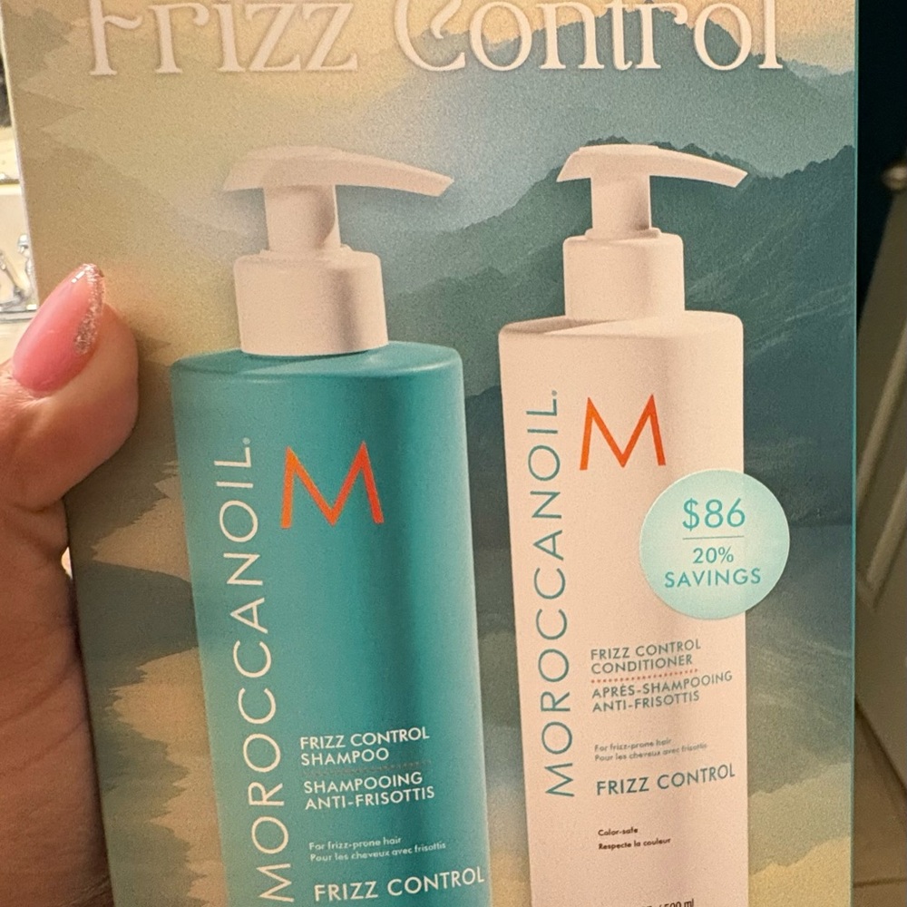 Moroccanoil Frizz Control Conditioner in Turquoise
